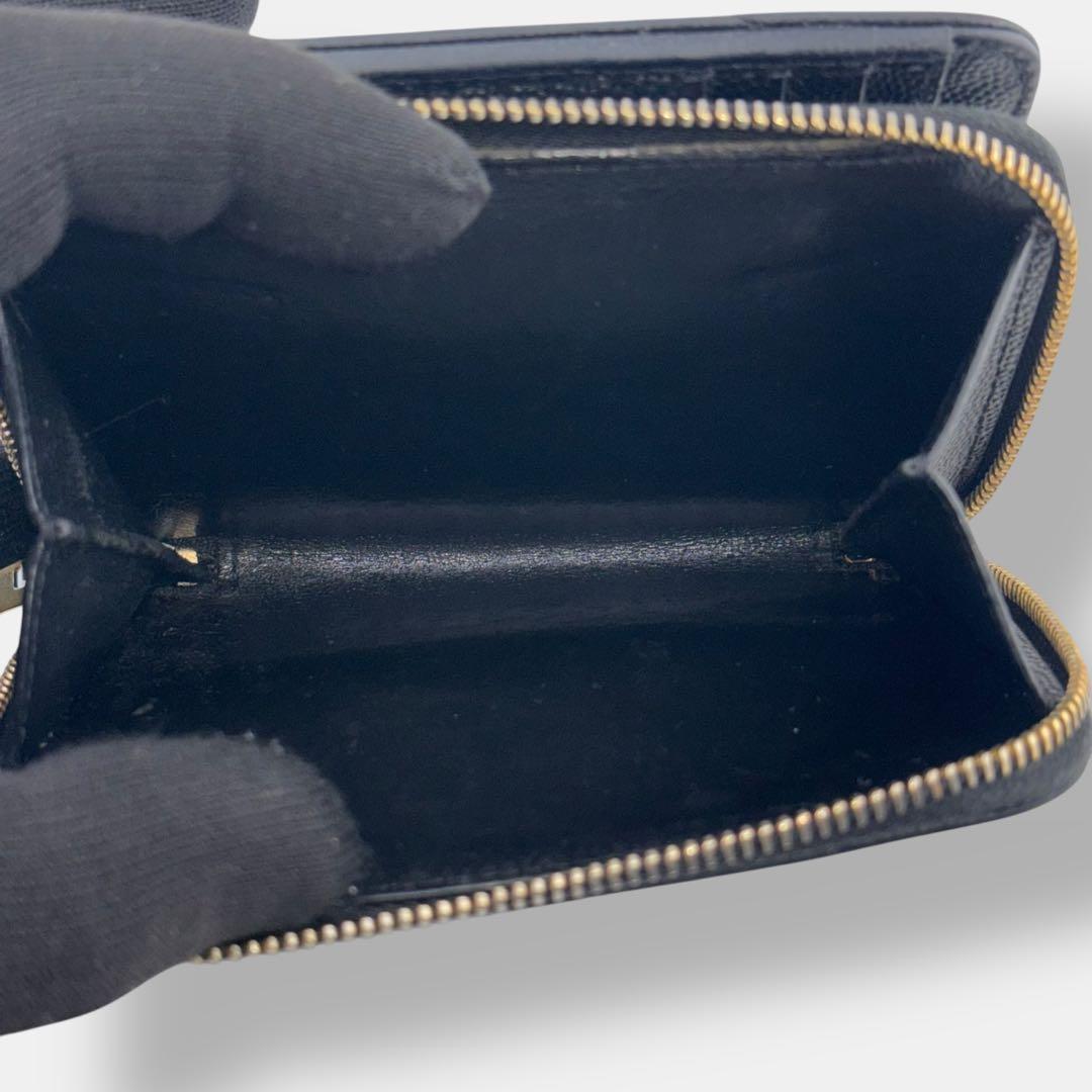 極美品 サンローラン 2つ折り財布 カサンドラ Vステッチ ロゴ金具 レザー 黒