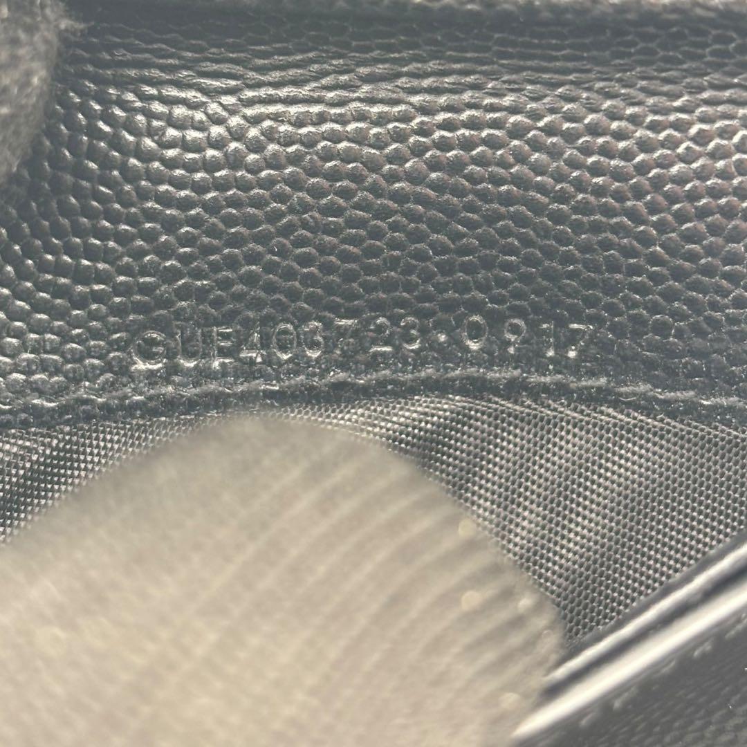 極美品 サンローラン 2つ折り財布 カサンドラ Vステッチ ロゴ金具 レザー 黒