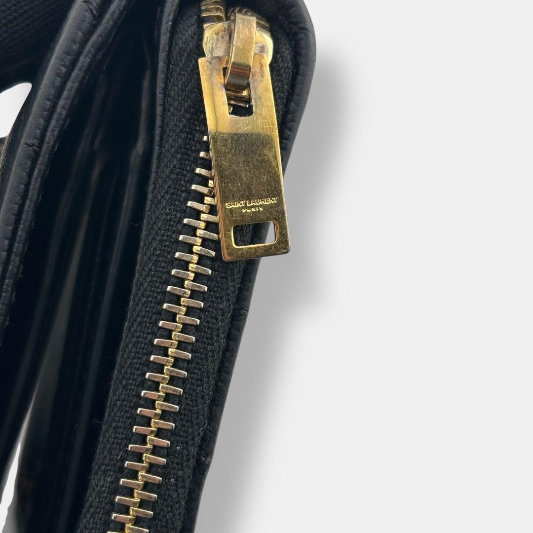 極美品 サンローラン 2つ折り財布 カサンドラ Vステッチ ロゴ金具 レザー 黒