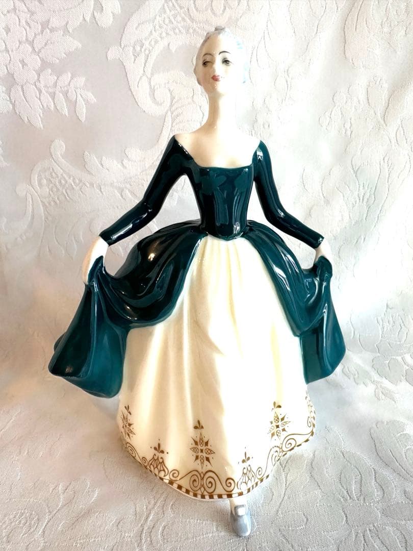 ロイヤルドルトン　フィギュリン