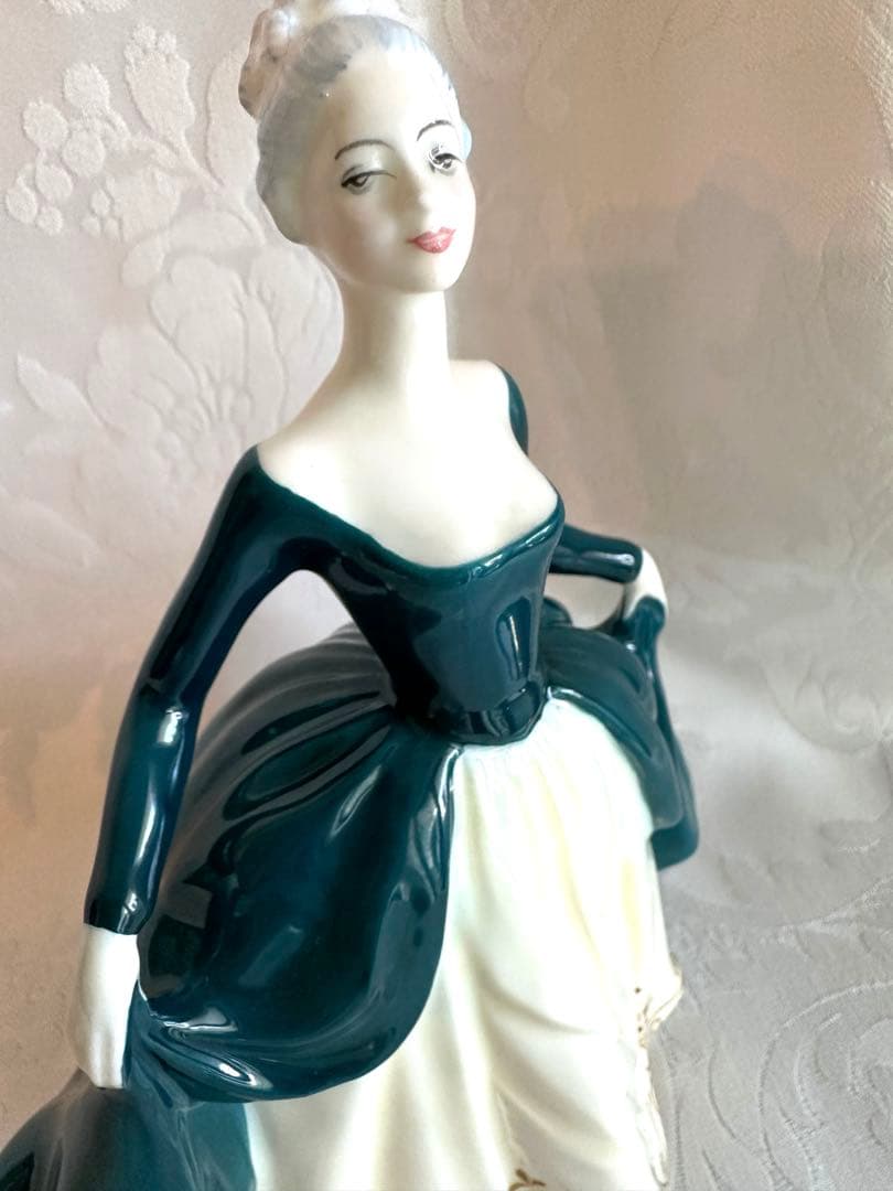 ロイヤルドルトン　フィギュリン