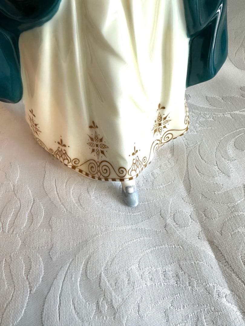 ロイヤルドルトン　フィギュリン