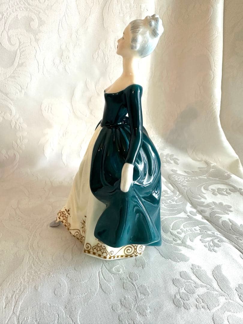 ロイヤルドルトン　フィギュリン