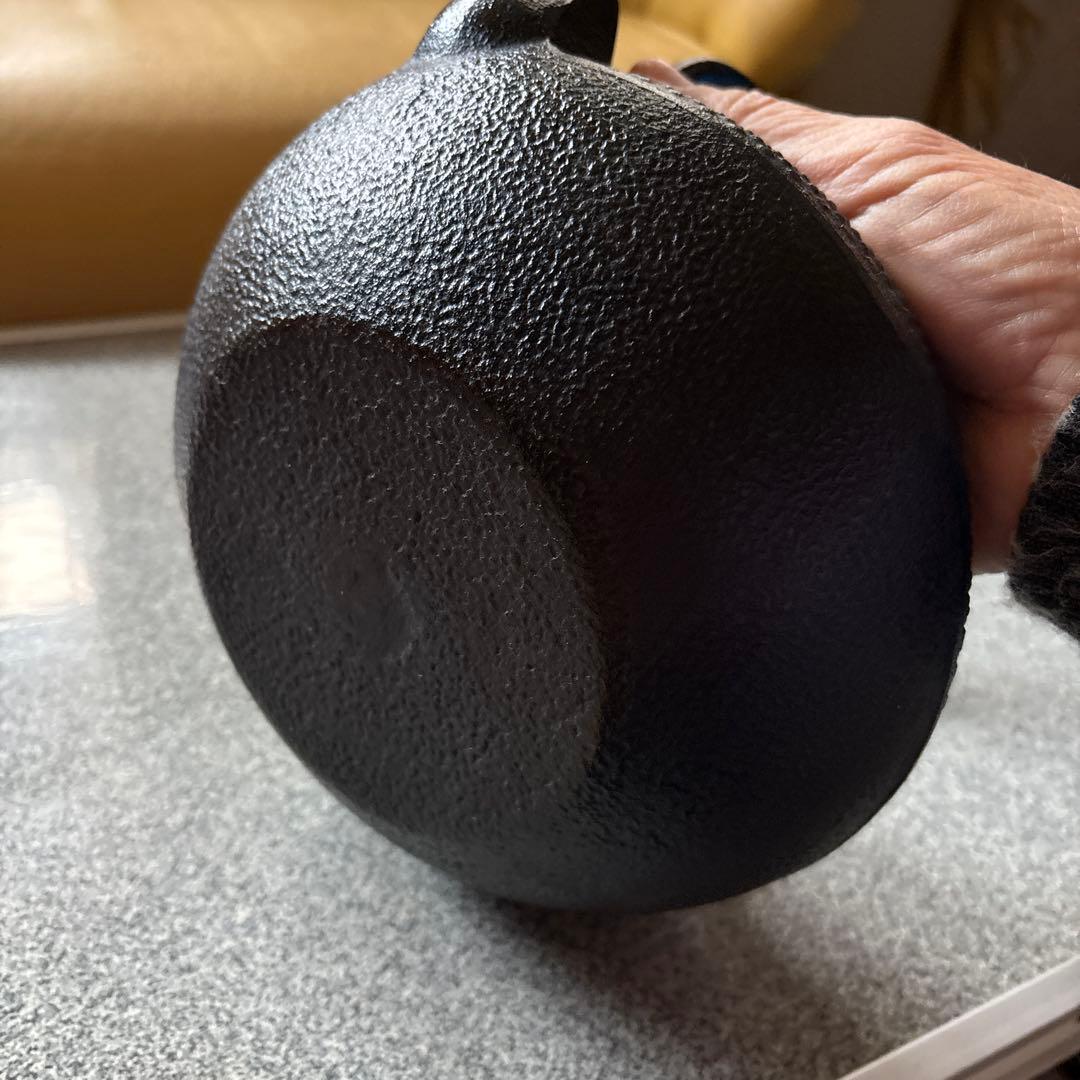 黒い点状模様の大きな鉄瓶、鉄器 18×20×20cm