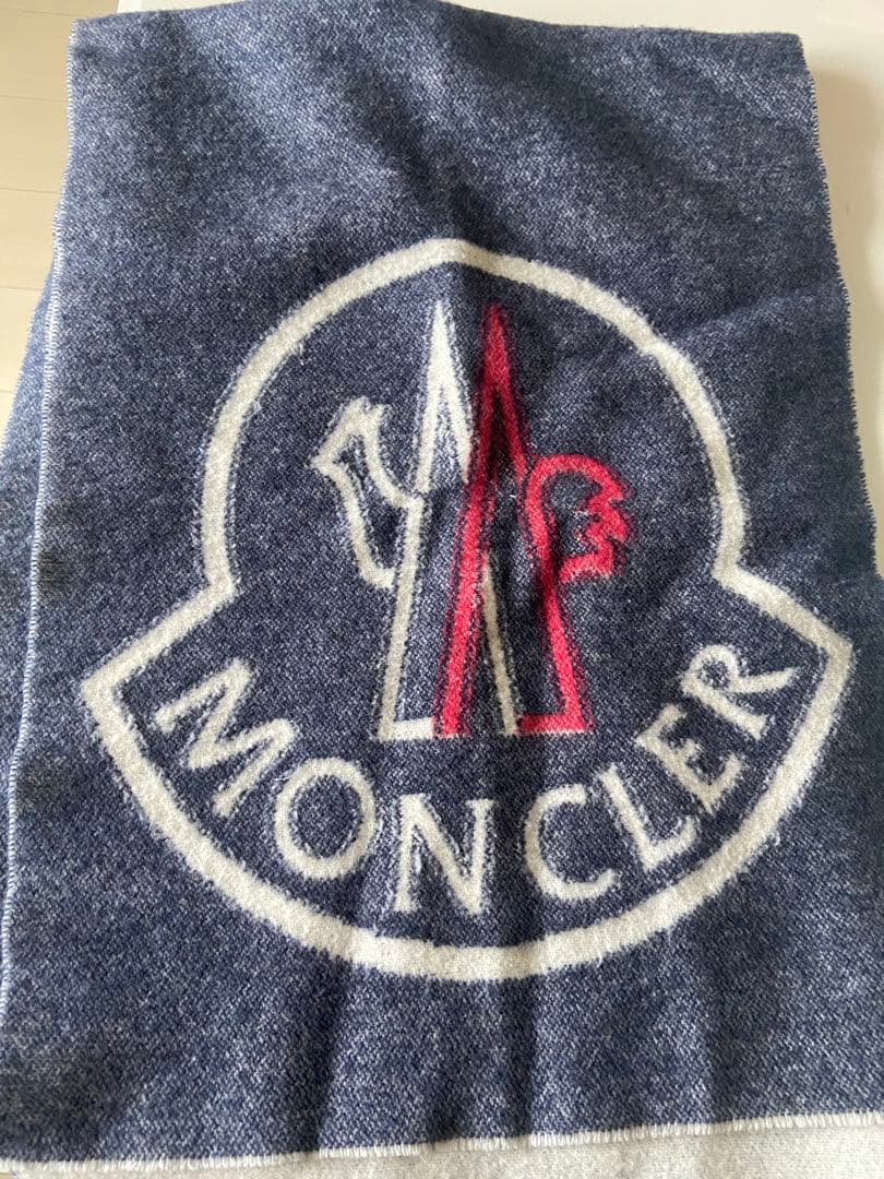 MONCLER マフラー ビッグロゴ入り　ネイビー/ホワイト/レッド