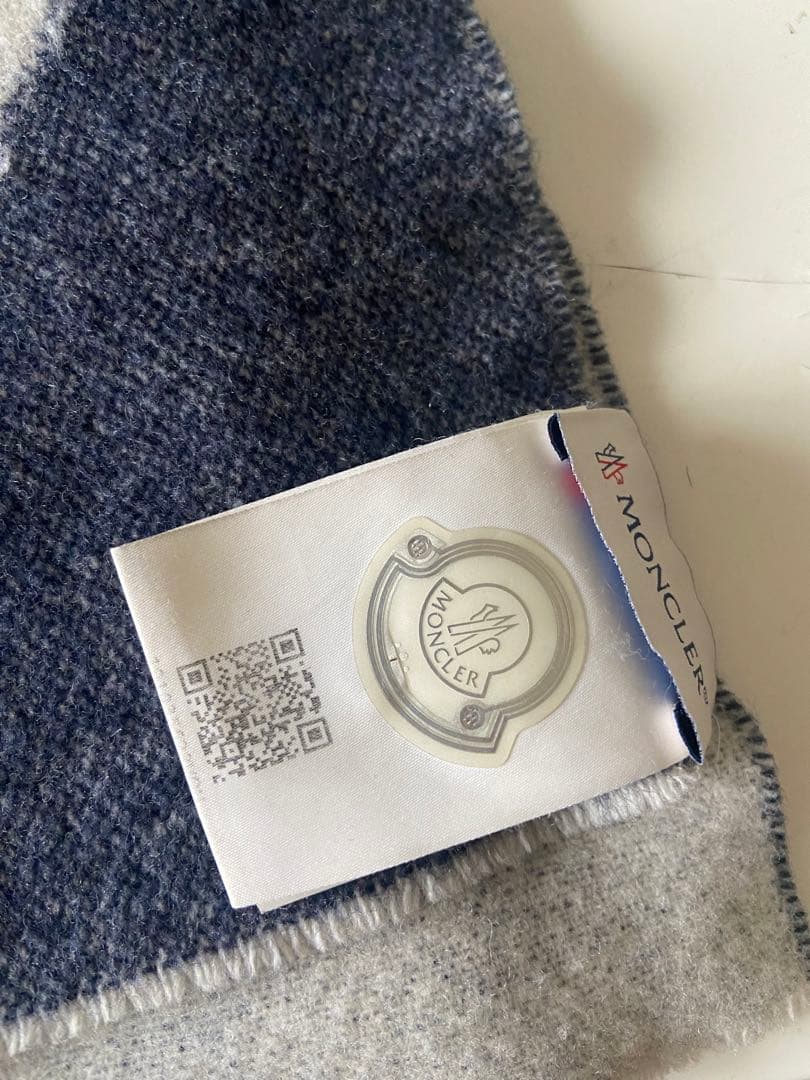 MONCLER マフラー ビッグロゴ入り　ネイビー/ホワイト/レッド