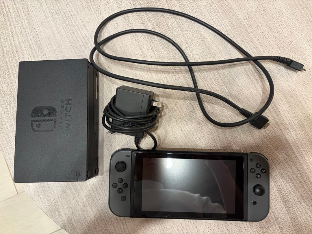 ア*ン様 NINTENDO SWITCH 本体 付属品 ケース付き　液晶保護シー