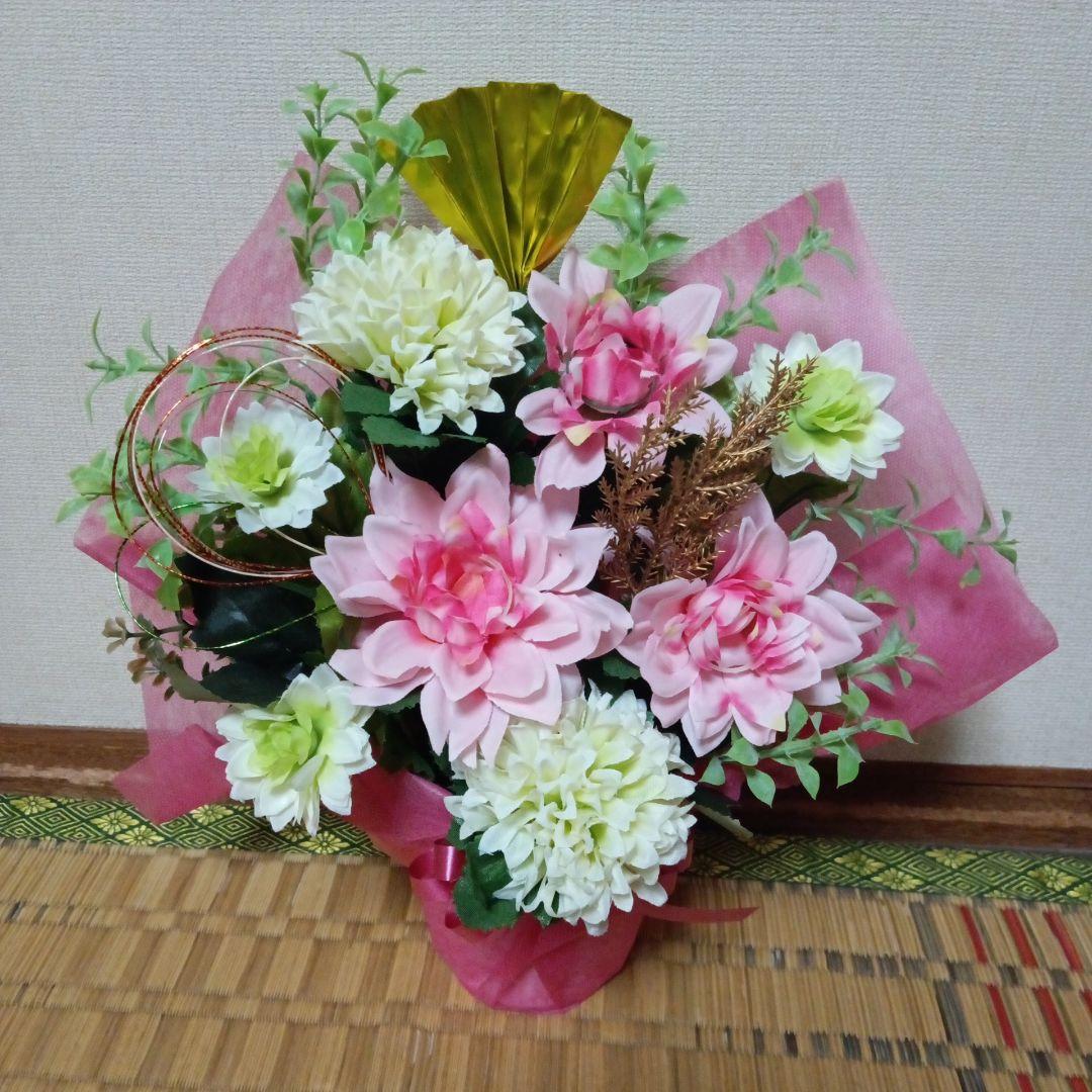 お正月飾り　ピンクダリア　白マム　造花アレンジメント