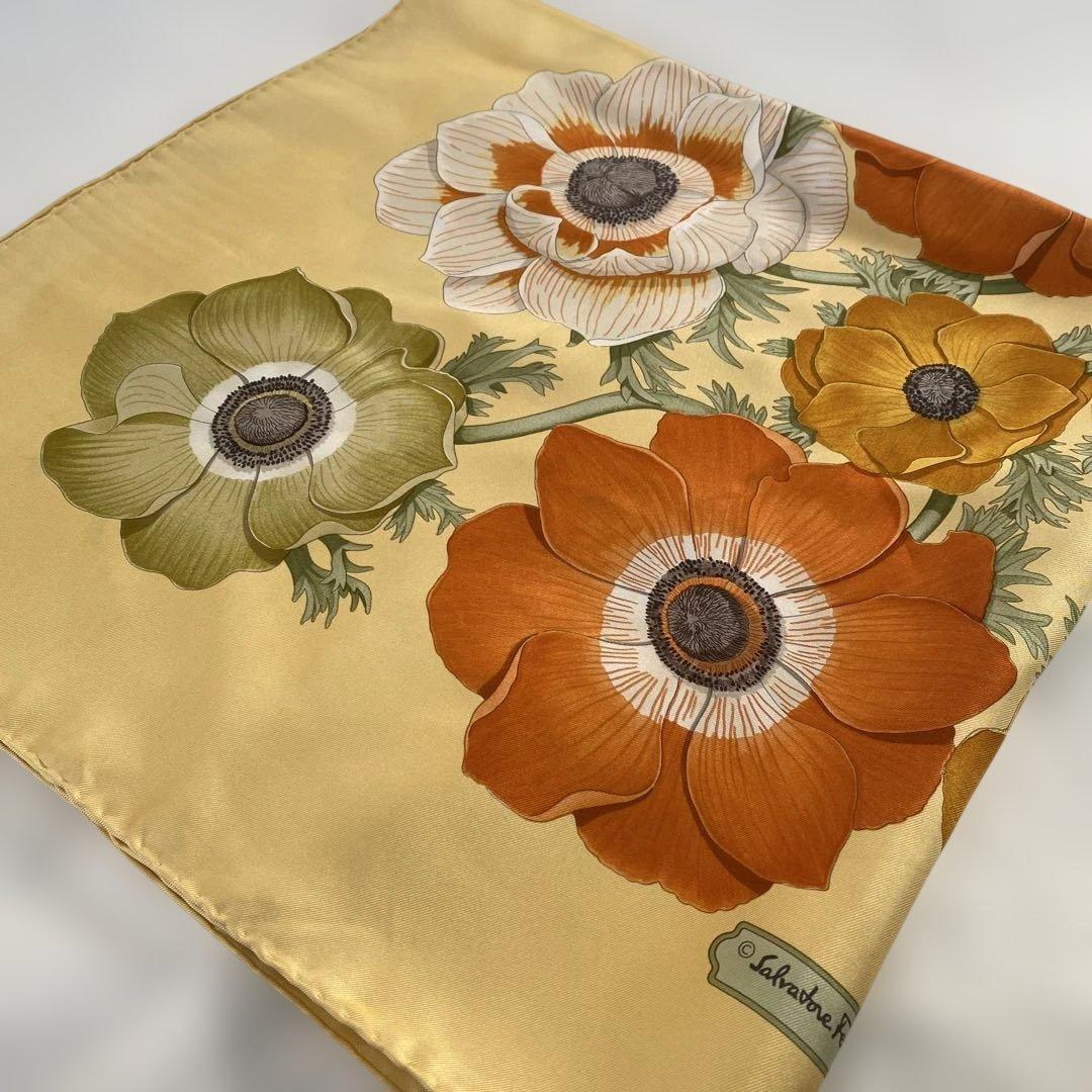 Salvatore Ferragamo 花柄シルクスカーフ 90cmx90cm