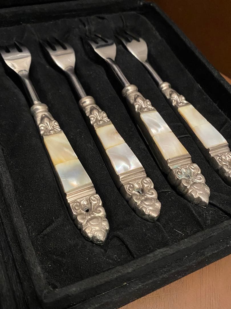 英国　ティーナイフ&ティーフォーク　アンティーク、箱入り　白蝶貝