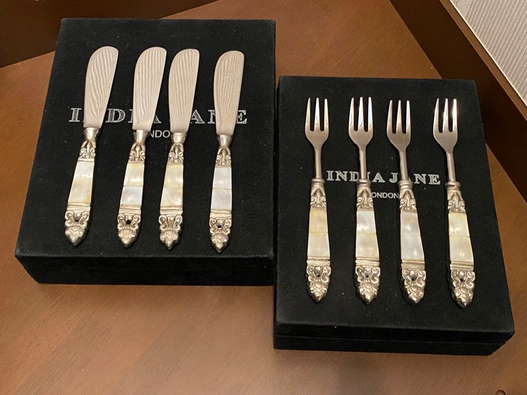 英国　ティーナイフ&ティーフォーク　アンティーク、箱入り　白蝶貝