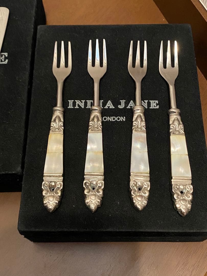 英国　ティーナイフ&ティーフォーク　アンティーク、箱入り　白蝶貝