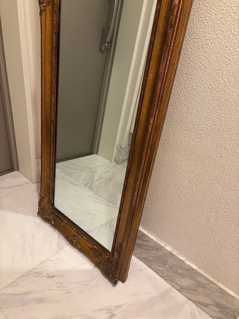 装飾的なゴールドフレーム　アンティーク調　スタンドミラー