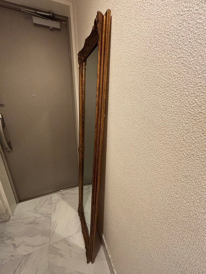 装飾的なゴールドフレーム　アンティーク調　スタンドミラー