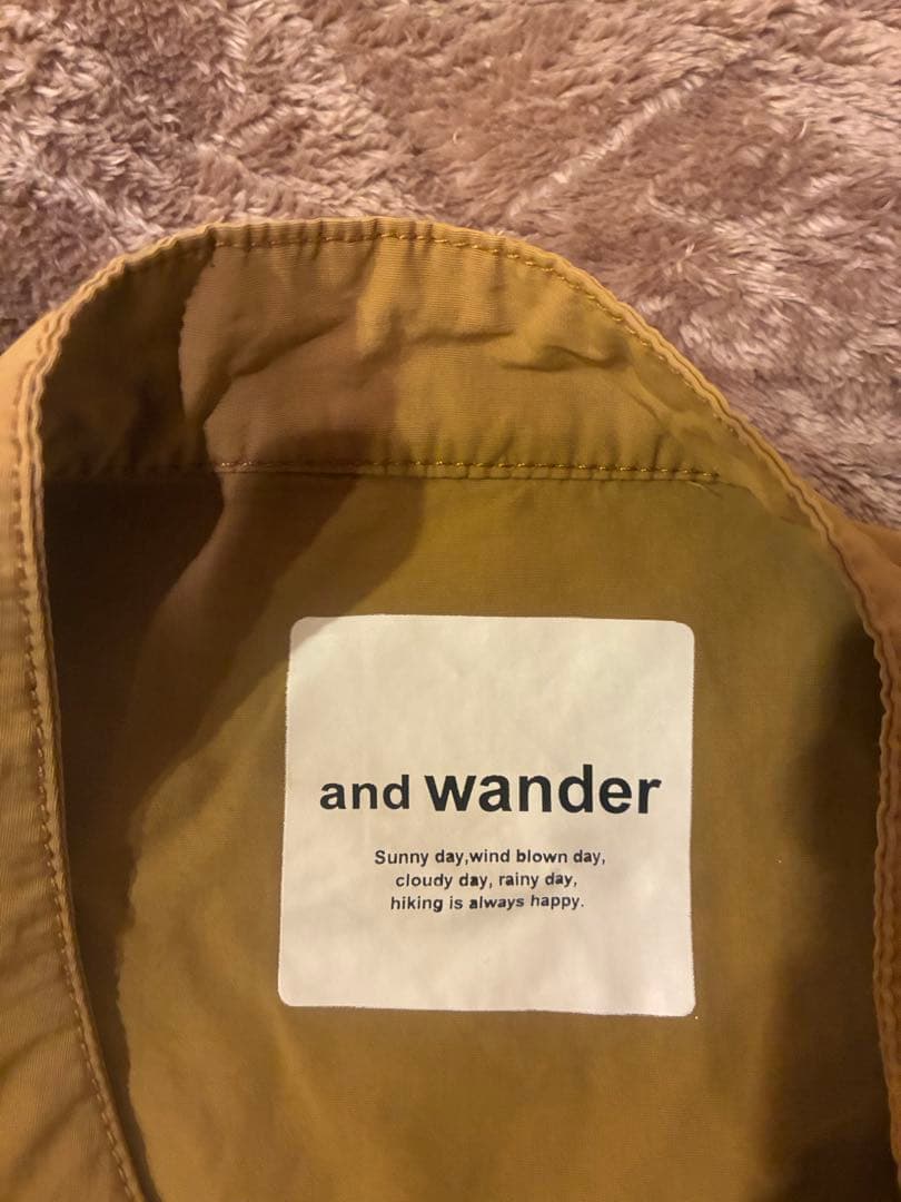 美品　アンドワンダー　 and wander ノーカラー　シャツ　キャメル　3