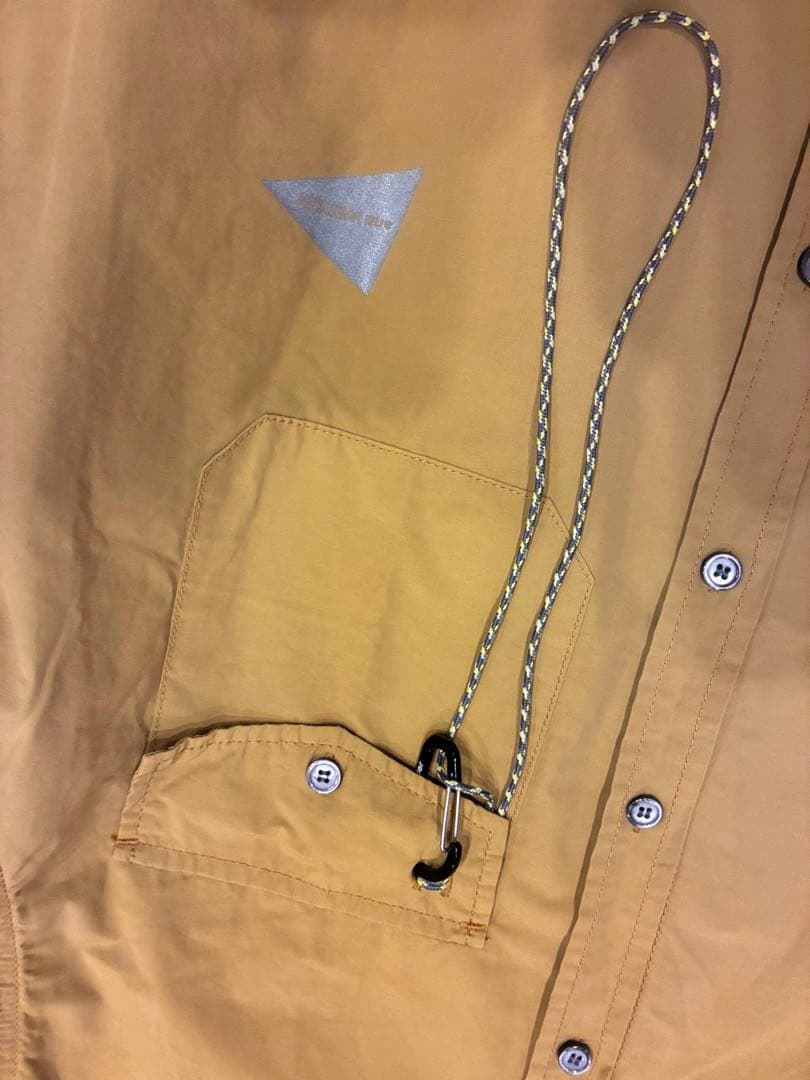 美品　アンドワンダー　 and wander ノーカラー　シャツ　キャメル　3