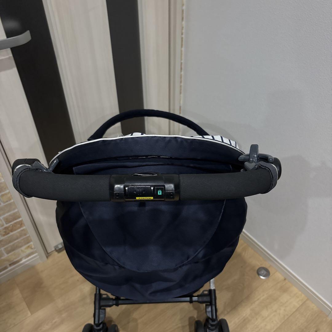 Combi ベビーカー　メチャカルハンディ　オート4キャス　コンパクト