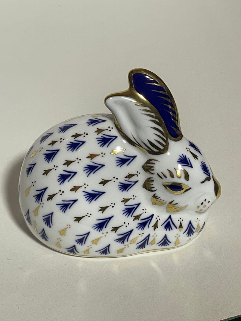 ロイヤルクラウンダービー　金彩うさぎ　フィギュリン　ペーパーウェイト　置物