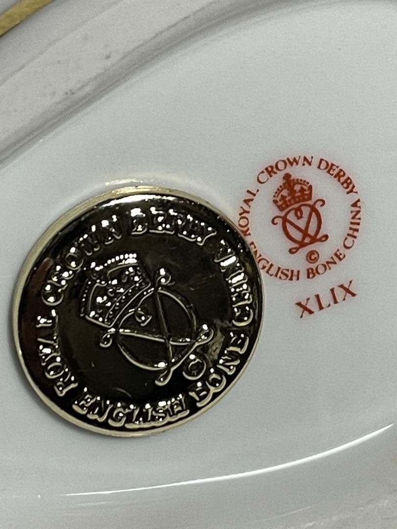 ロイヤルクラウンダービー　金彩うさぎ　フィギュリン　ペーパーウェイト　置物