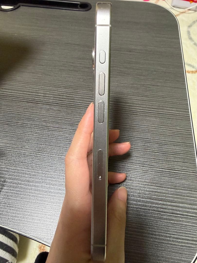 Apple iPhone 15 Pro ホワイトチタニウム MTUJ3J/A