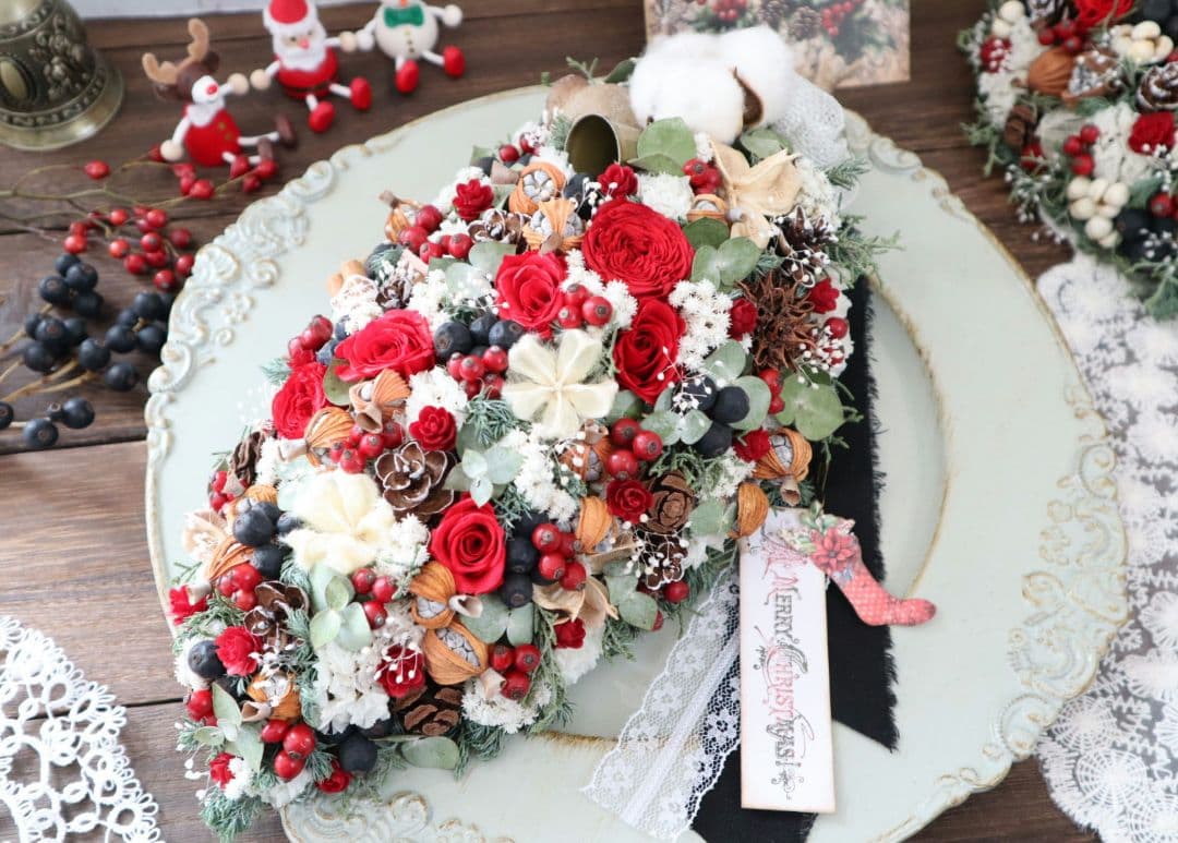 ドライフラワーꕤ︎︎赤いバラと木の実いっぱい Xmas縦長ガーランドꕤ壁飾り