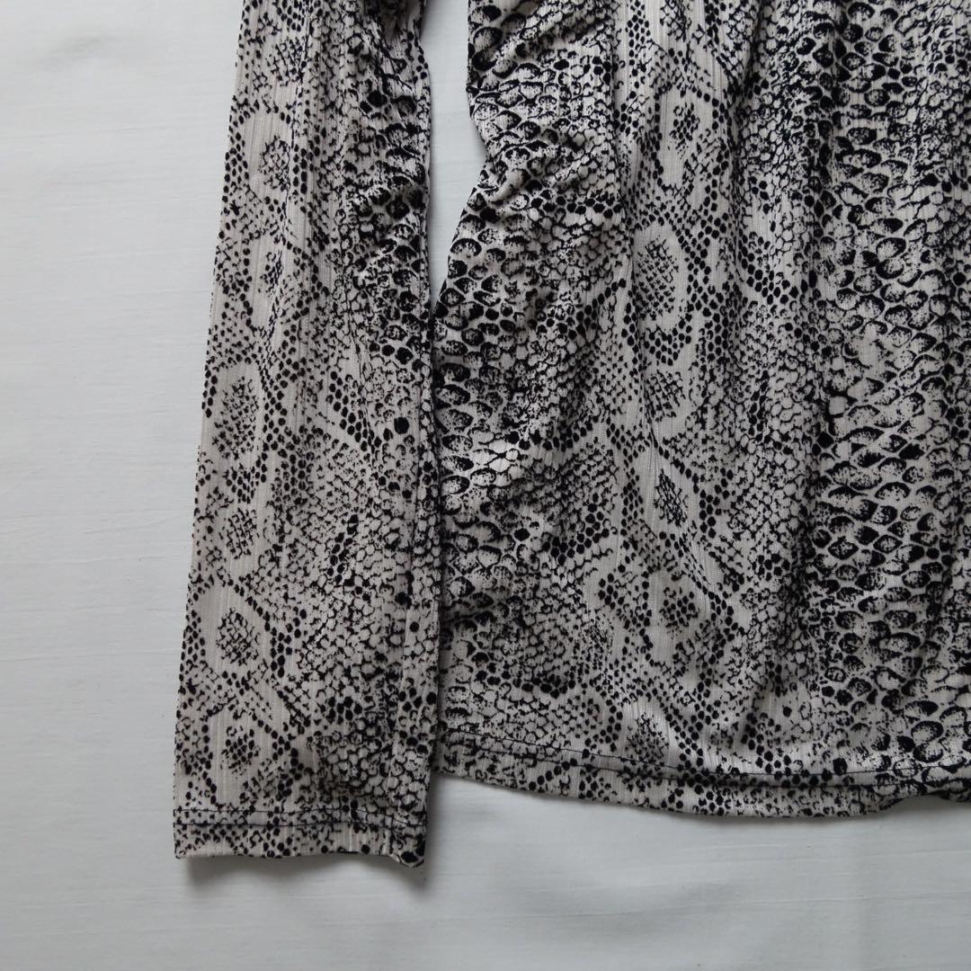 トップス Tornado Mart Python V-neck Long Sleeve T