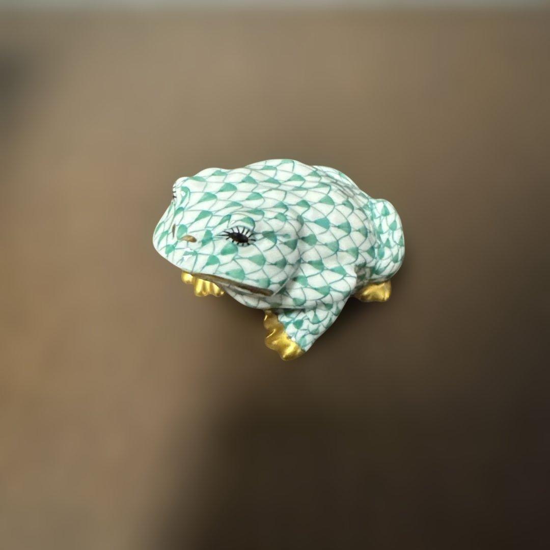 HEREND製　陶器製カエルの置物 緑色と金色の模様 箱無し