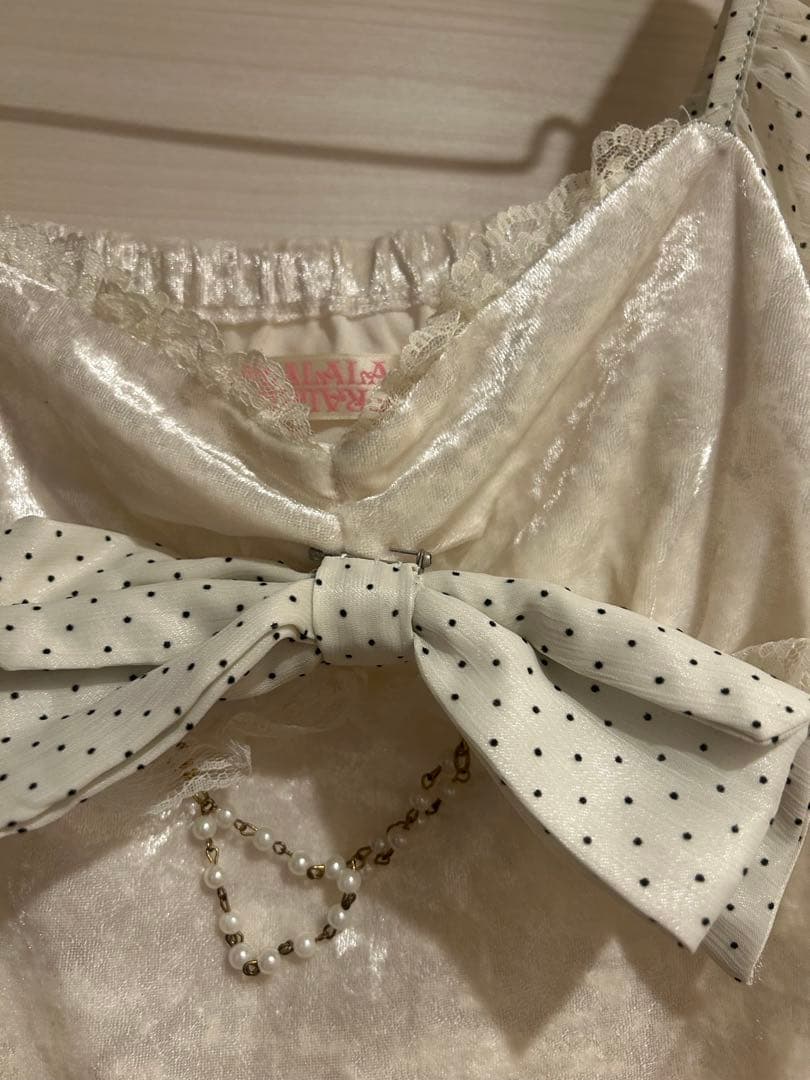 TRALALAトゥララ アイボリー ドット柄リボン付きフリル袖トップス