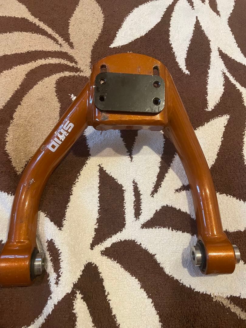 スキッドレーシング　フロントアッパーアーム マークX、クラウン等