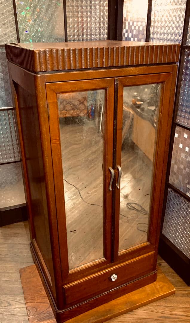 アンティーク家具 鏡扉の木製収納棚