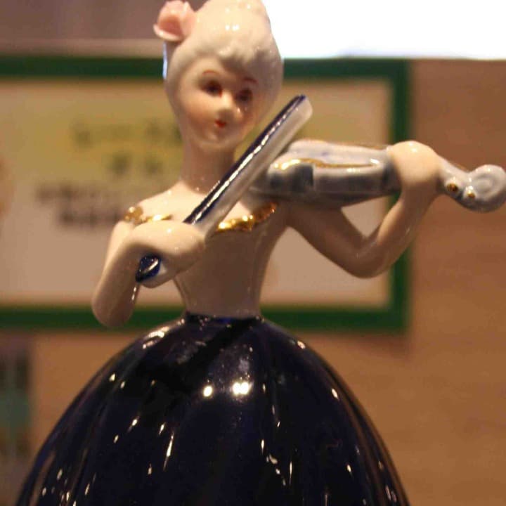 レース陶器人形　バイオリン　オルゴール