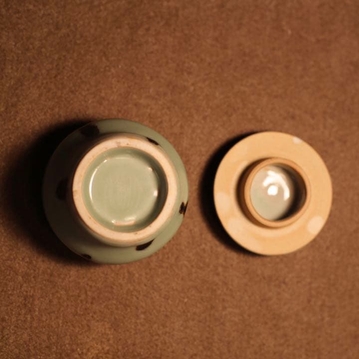 飛青磁 龍泉窯 南宋時代 12世紀【蓋内側にホツ有り】