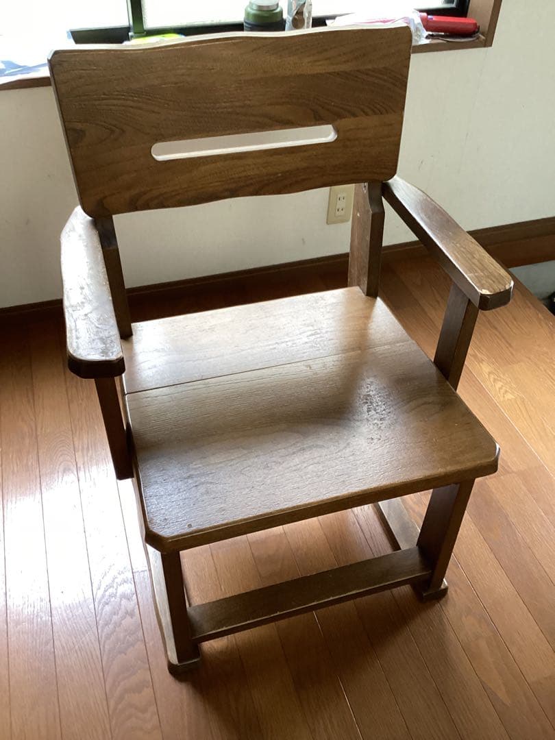 木製アームチェア シンプルデザイン