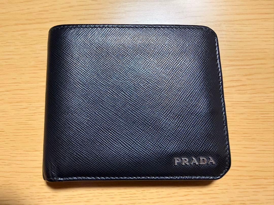 PRADA 黒 レザー 二つ折り財布