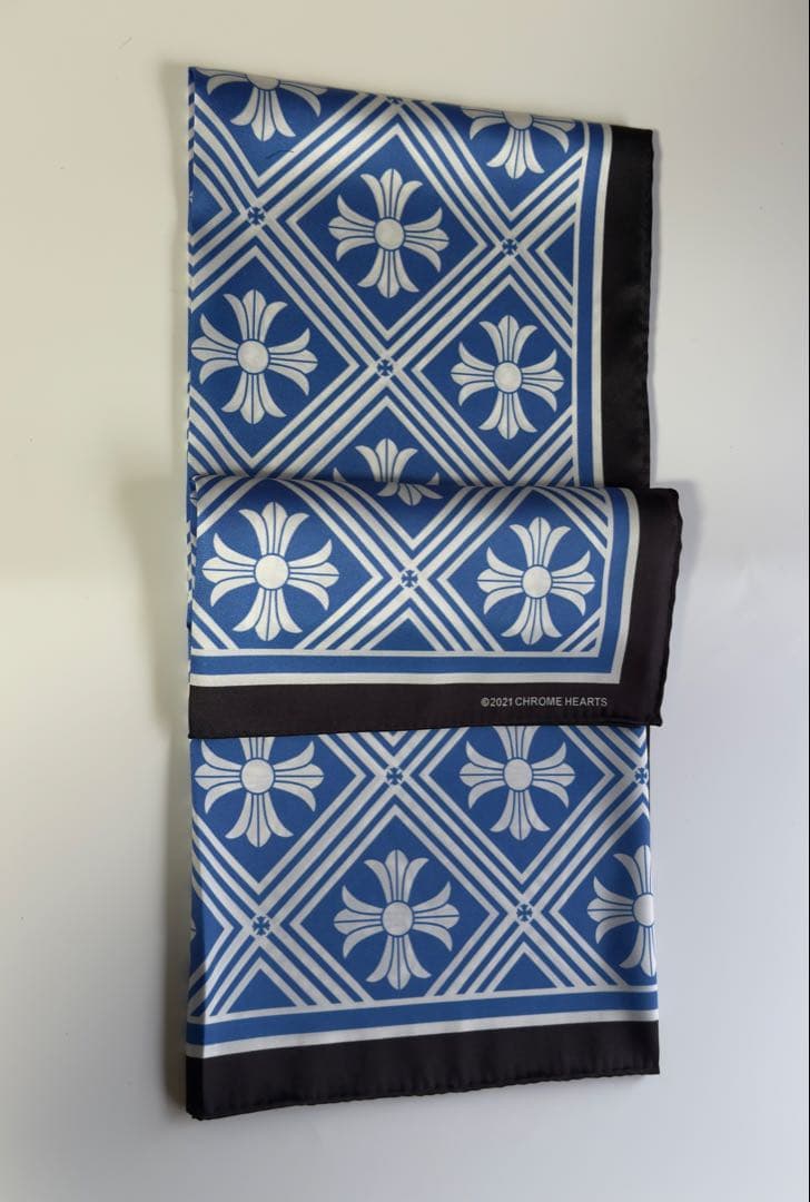 新品未使用春物クロムハーツ　大判スカーフ 100cm×100cブルー× ブラック