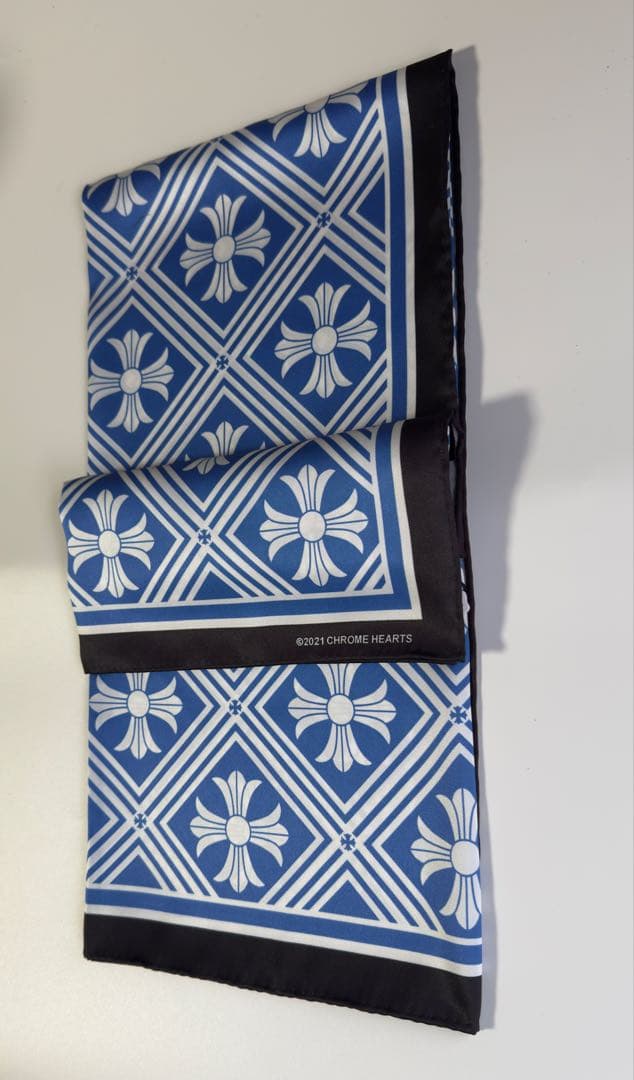 新品未使用春物クロムハーツ　大判スカーフ 100cm×100cブルー× ブラック