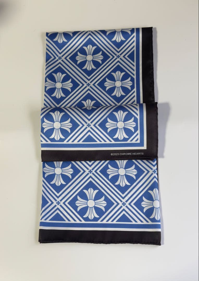 新品未使用春物クロムハーツ　大判スカーフ 100cm×100cブルー× ブラック