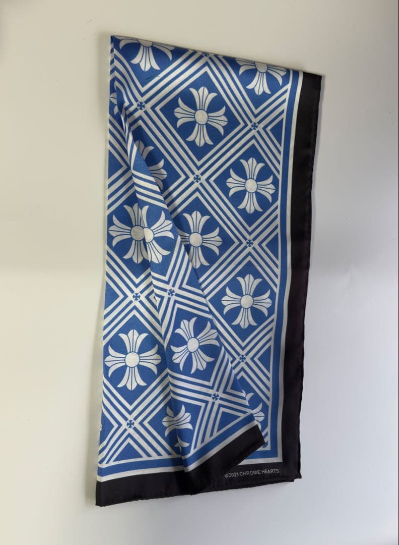 新品未使用春物クロムハーツ　大判スカーフ 100cm×100cブルー× ブラック