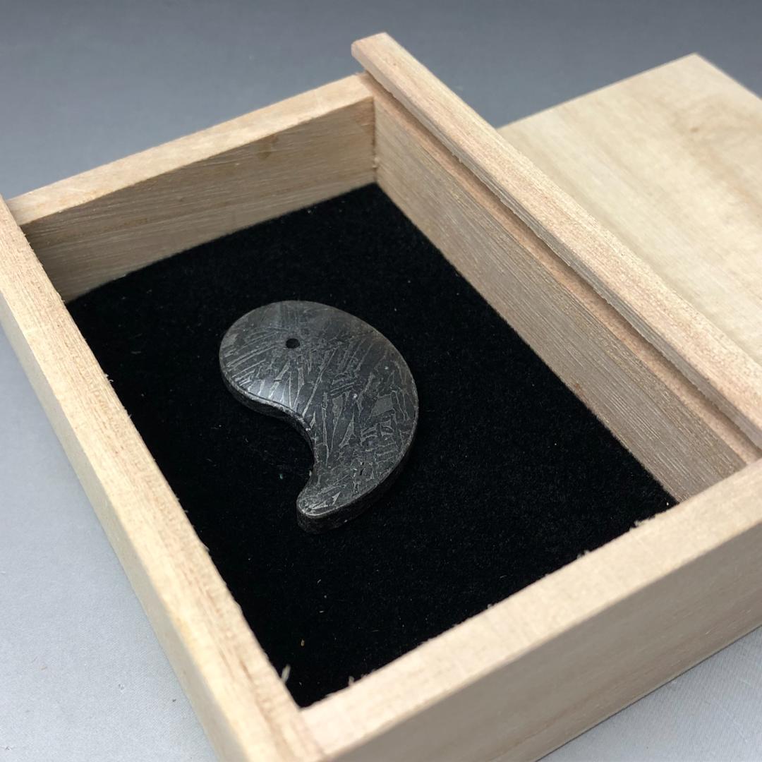 アルタイ隕石 勾玉　隕石　ペンダントトップ　メテオライト鉄隕石　重さ23ｇ