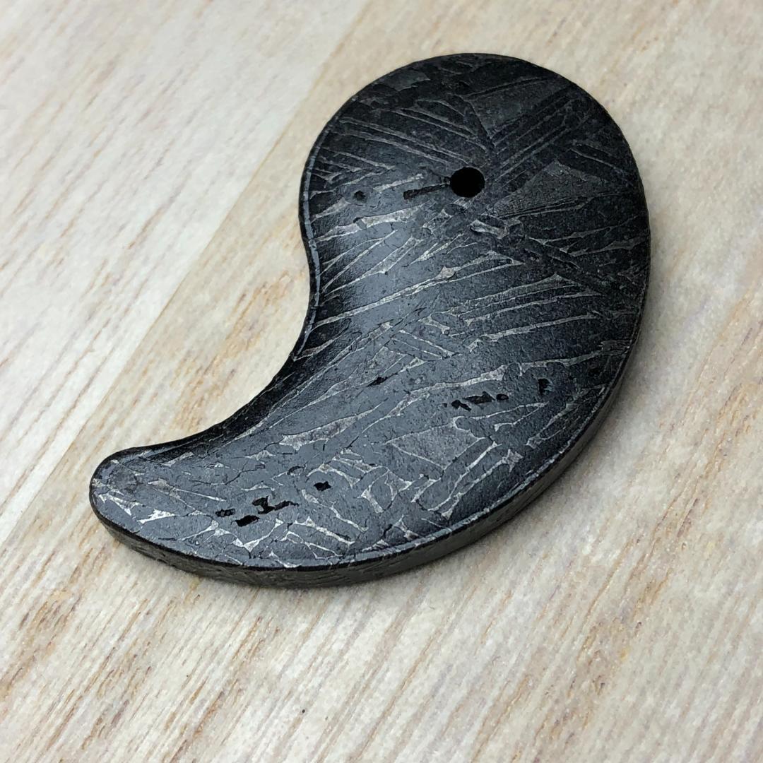 アルタイ隕石 勾玉　隕石　ペンダントトップ　メテオライト鉄隕石　重さ23ｇ