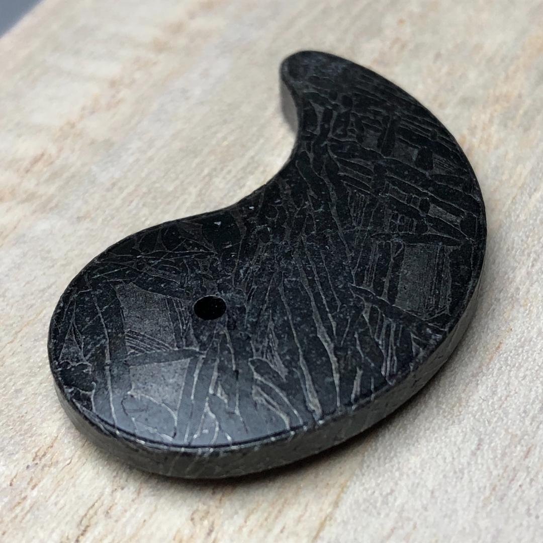 アルタイ隕石 勾玉　隕石　ペンダントトップ　メテオライト鉄隕石　重さ23ｇ