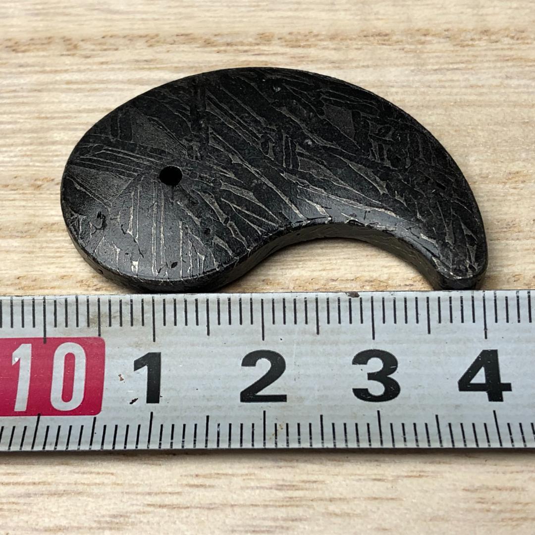 アルタイ隕石 勾玉　隕石　ペンダントトップ　メテオライト鉄隕石　重さ23ｇ