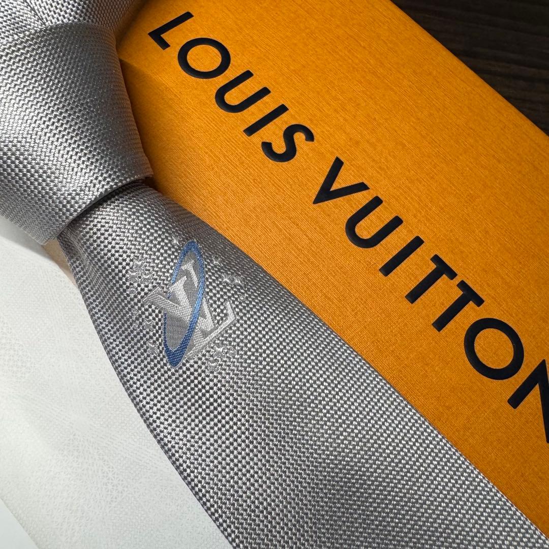 近年モデル ルイヴィトン ネクタイ サテライト 宇宙 惑星 アルジャン シルバー