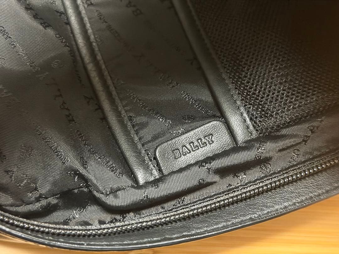 BALLY ブラックレザー クロスボディバッグ