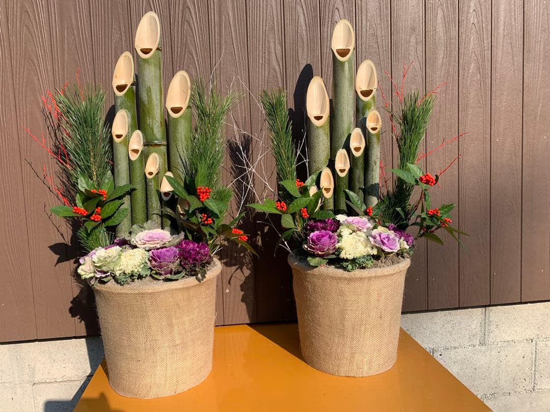 伝統的な門松 竹と花のアレンジメント