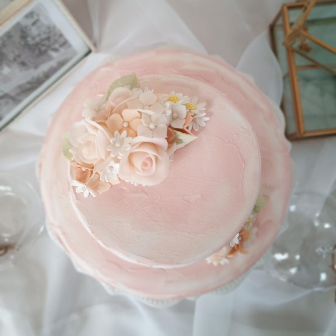小花とピンクのバラのクレイケーキ