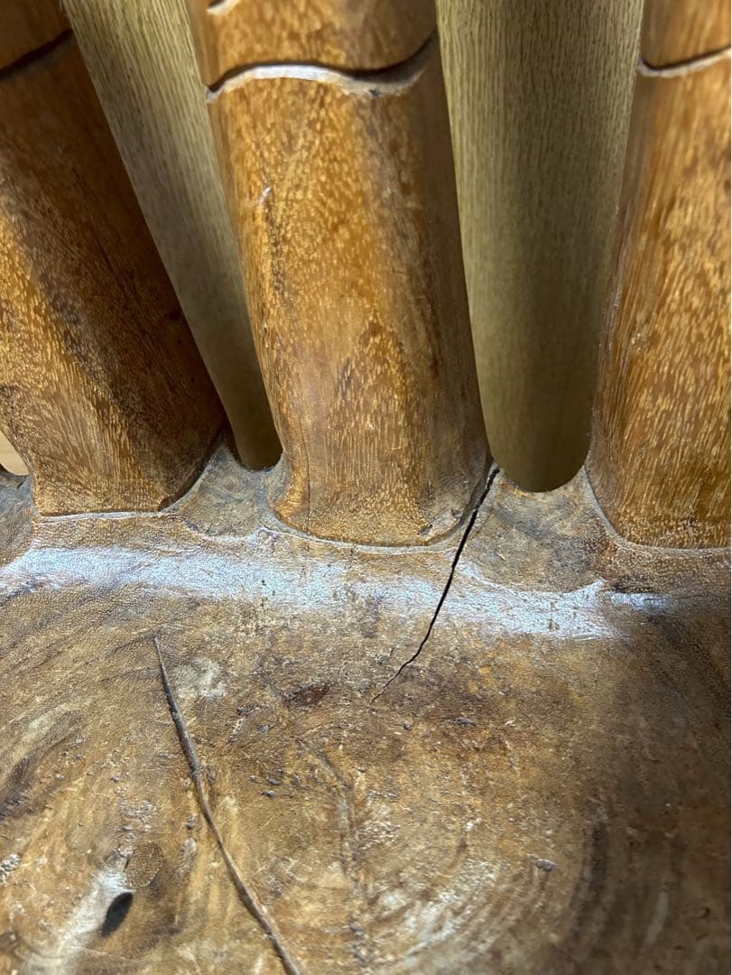 ユニークな手形木製椅子