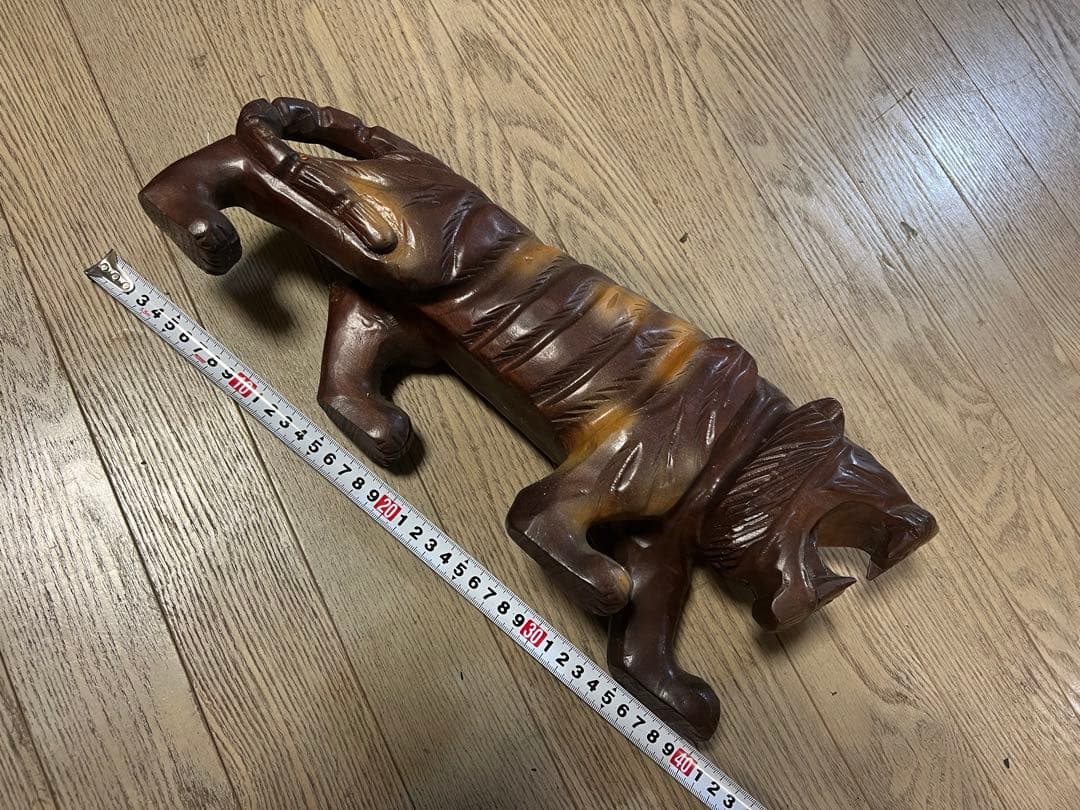 虎の木製置物