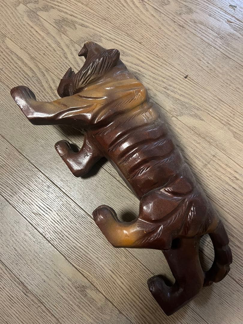 虎の木製置物