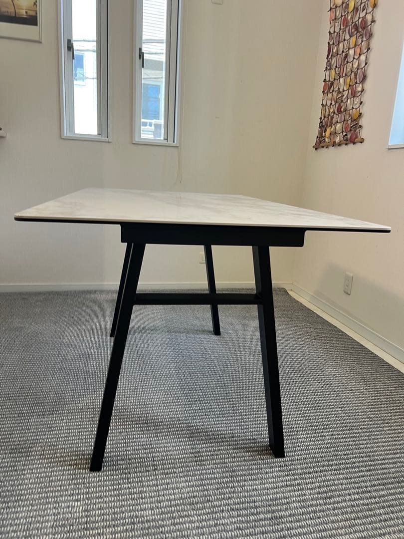 美品　クレモナダイニングテーブル　（ホワイトマーブル　大理石調柄）